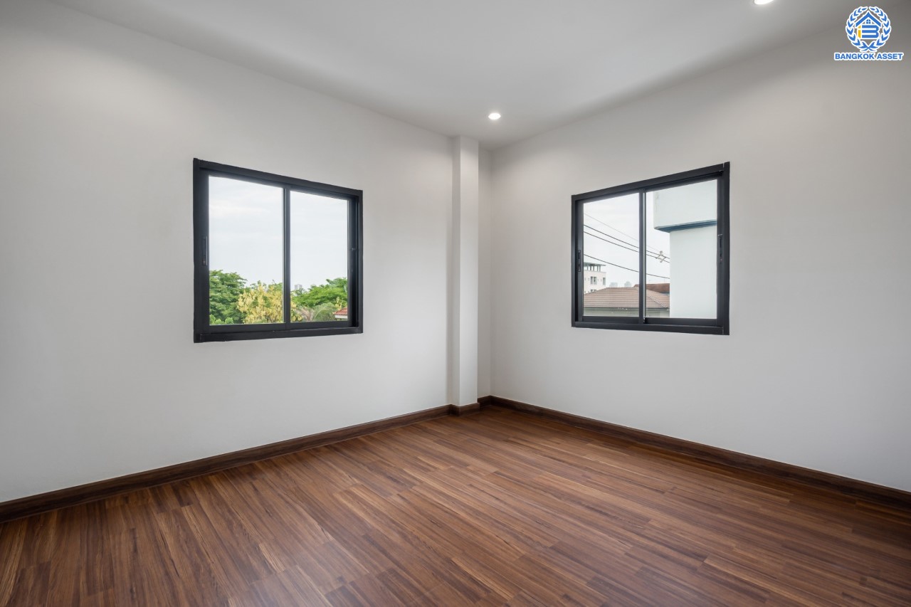 บ้านมือสองตกแต่งใหม่ 3 ชั้น โซนเศรษฐกิจ ซอยนวนิช ปากเกร็ด เนื้อที่ 23 ตร.ว. ฟังก์ชัน 3 ห้องนอน 3 ห้องน้ำ จอดรถได้ 1 คัน บนทำเลเมือง ใกล้เซ็นทรัลแจ้งวัฒนะ จุดขึ้นทางด่วนแจ้งวัฒนะ และรถไฟฟ้าสายสีชมพู "สถานีเลี่ยงเมืองปากเกร็ด"...